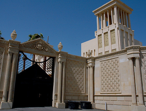 Gate of the villa, where on July 28 Elmin Badalov, a reporter of the newspaper "Eni Musavat", and Anar Geraily, deputy editor-in-chief of the newspaper "Milli Yol", were beaten. Azerbaijan, Mardakyan settlement, July 29, 2010. Photo by the "Caucasian Knot" Gate of the villa, where on July 28 Elmin Badalov, a reporter of the newspaper "Eni Musavat", and Anar Geraily, deputy editor-in-chief of the newspaper "Milli Yol", were beaten. Azerbaijan, Mardakyan settlement, July 29, 2010. Photo by the "Caucasian Knot"