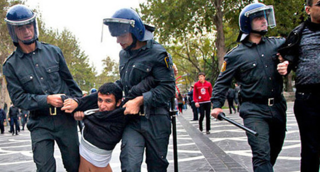 Police detains the participants of the unsanctioned opposition rally in Baku. November 17, 2012. Photo by Aziz Karimov for the "Caucasian Knot" Police detains the participants of the unsanctioned opposition rally in Baku. November 17, 2012. Photo by Aziz Karimov for the "Caucasian Knot"