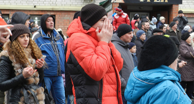 The residents of the 9-floor apartment building are watching their house burn in the yard, December 2015. Photo by Tatyana Filimonova for the "Caucasian Knot" The residents of the 9-floor apartment building are watching their house burn in the yard, December 2015. Photo by Tatyana Filimonova for the "Caucasian Knot"
