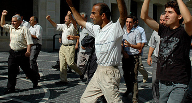 Participants of joint protest action of oppositional "Musavat" Party and Popular Front Party of Azerbaijan (PFPA). Baku, July 31, 2010. Photo by the "Caucasian Knot" Participants of joint protest action of oppositional "Musavat" Party and Popular Front Party of Azerbaijan (PFPA). Baku, July 31, 2010. Photo by the "Caucasian Knot"