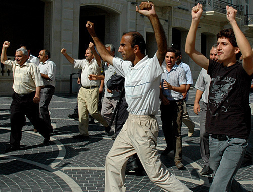 Participants of joint protest action of oppositional "Musavat" Party and Popular Front Party of Azerbaijan (PFPA). Baku, July 31, 2010. Photo by the "Caucasian Knot" Participants of joint protest action of oppositional "Musavat" Party and Popular Front Party of Azerbaijan (PFPA). Baku, July 31, 2010. Photo by the "Caucasian Knot"