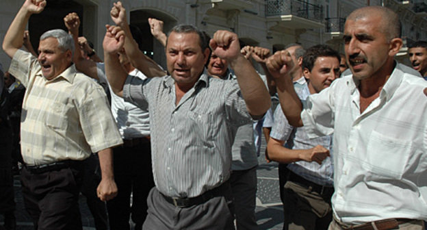 Participants of joint protest action of oppositional "Musavat" Party and Popular Front Party of Azerbaijan (PFPA). Baku, July 31, 2010. Photo by the "Caucasian Knot" Participants of joint protest action of oppositional "Musavat" Party and Popular Front Party of Azerbaijan (PFPA). Baku, July 31, 2010. Photo by the "Caucasian Knot"