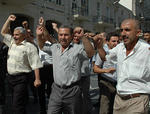 Participants of joint protest action of oppositional "Musavat" Party and Popular Front Party of Azerbaijan (PFPA). Baku, July 31, 2010. Photo by the "Caucasian Knot" Participants of joint protest action of oppositional "Musavat" Party and Popular Front Party of Azerbaijan (PFPA). Baku, July 31, 2010. Photo by the "Caucasian Knot"
