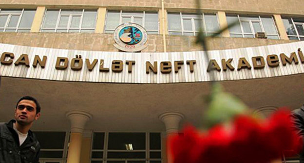 At the entrance to the Azerbaijani State Oil Academy. Photo by www.azadliq.org At the entrance to the Azerbaijani State Oil Academy. Photo by www.azadliq.org