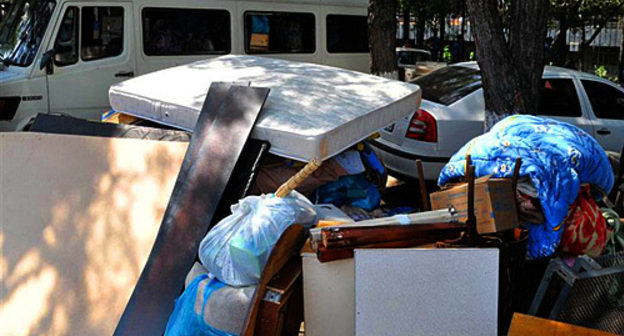 Refugees' belongings, hastely brought out. Tbilisi, August 11, 2010. Photo: www.ekhokavkaza.com, by Nodar Tskhvirashvili Refugees' belongings, hastely brought out. Tbilisi, August 11, 2010. Photo: www.ekhokavkaza.com, by Nodar Tskhvirashvili