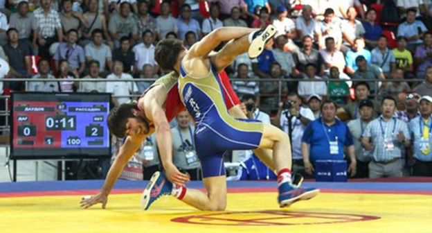 Wrestlers fight at the Wrestling Championship in Yakutsk. Photo: http://news.ykt.ru/article/39061?qf=12311021&qs=59882647 Wrestlers fight at the Wrestling Championship in Yakutsk. Photo: http://news.ykt.ru/article/39061?qf=12311021&qs=59882647