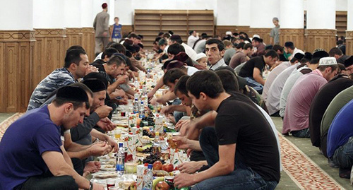 Free feeding for believers in Chechnya. Photo: http://www.ansar.ru/photo/17 Free feeding for believers in Chechnya. Photo: http://www.ansar.ru/photo/17