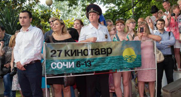 Spectators at the opening of the "Kinotavr" Film Festival in Sochi. Photo: Sergei Kuladov, ‘Kuban 24’, http://kuban24.tv/item/v-sochi-na-kinotavre-startoval-konkurs-korotkometrazhnyh-fil-mov-150698 Spectators at the opening of the "Kinotavr" Film Festival in Sochi. Photo: Sergei Kuladov, ‘Kuban 24’, http://kuban24.tv/item/v-sochi-na-kinotavre-startoval-konkurs-korotkometrazhnyh-fil-mov-150698