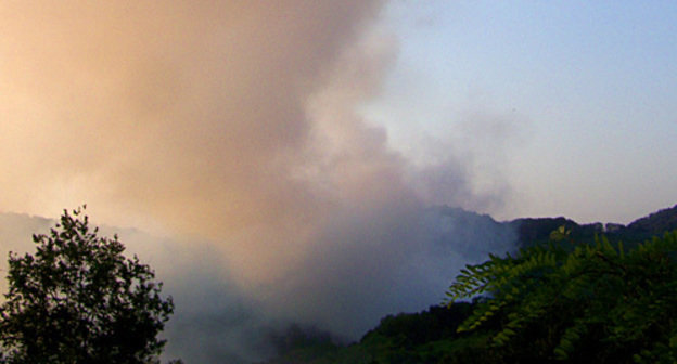Smoke over the burning landfill in Loo in the city of Sochi, August 5, 2010. Photo by the "Caucasian Knot" Smoke over the burning landfill in Loo in the city of Sochi, August 5, 2010. Photo by the "Caucasian Knot"