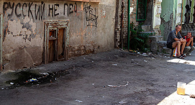 Photo from the post "Russian Idea" run by blogger Norvezhski Lesnoi. Inscription on the wall "Russian, don't drink!" Source: http://nl.livejournal.com Photo from the post "Russian Idea" run by blogger Norvezhski Lesnoi. Inscription on the wall "Russian, don't drink!" Source: http://nl.livejournal.com