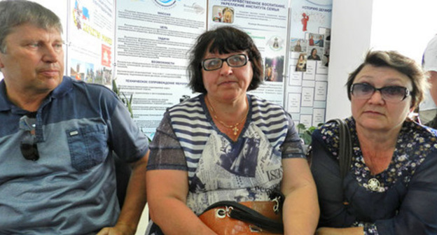 Vasily Degtyarev, the head of the village of Loznoe, with his wife and Anna Arefkina, Director of the House of Culture of the village of Loznoe (to the right). Photo by Tatyana Filimonova for the "Caucasian Knot" Vasily Degtyarev, the head of the village of Loznoe, with his wife and Anna Arefkina, Director of the House of Culture of the village of Loznoe (to the right). Photo by Tatyana Filimonova for the "Caucasian Knot"