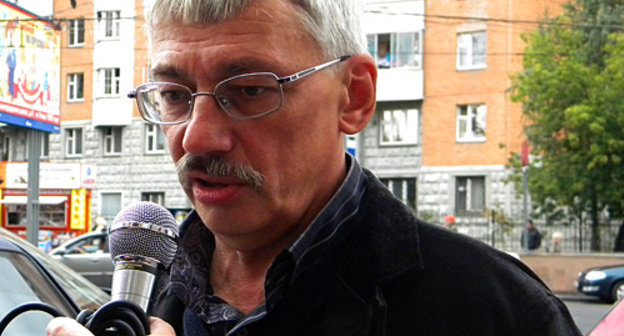Oleg Orlov at the entrance to the Khamovniki Court before the session, September 13, 2010. Photo by the "Caucasian Knot" Oleg Orlov at the entrance to the Khamovniki Court before the session, September 13, 2010. Photo by the "Caucasian Knot"