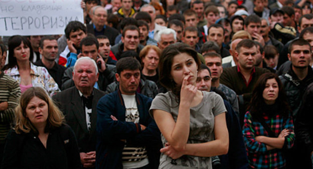 Non-sanctioned antiterror action in front of the House of Government of North Ossetia. Poster: "Ossetia in cemetery of terrorism". Vladikavkaz, September 15, 2010. Vladimir Mukagov for the "Caucasian Knot" Non-sanctioned antiterror action in front of the House of Government of North Ossetia. Poster: "Ossetia in cemetery of terrorism". Vladikavkaz, September 15, 2010. Vladimir Mukagov for the "Caucasian Knot"
