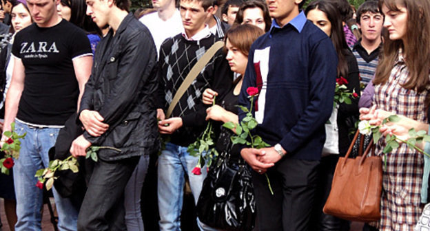 Youth rally at the Memorial "Eternal Flame" in Nalchik, September 18, 2010. Photo by the "Caucasian Knot" Youth rally at the Memorial "Eternal Flame" in Nalchik, September 18, 2010. Photo by the "Caucasian Knot"