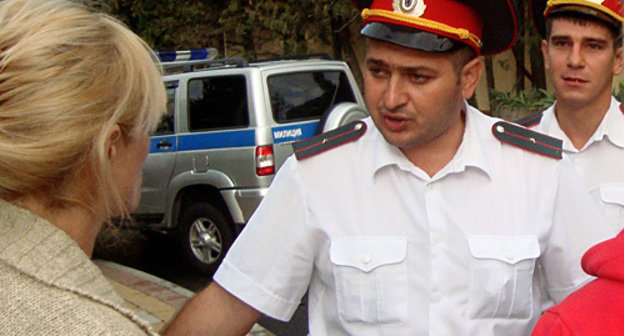 Militiamen would not let Irina Kolesnikova to the Reception Office of Russian President. Sochi, September 16, 2010. Photo by the "Caucasian Knot" Militiamen would not let Irina Kolesnikova to the Reception Office of Russian President. Sochi, September 16, 2010. Photo by the "Caucasian Knot"