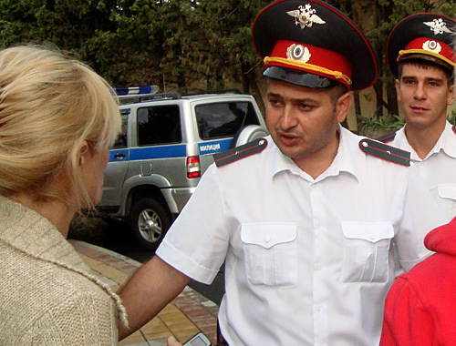 Militiamen would not let Irina Kolesnikova to the Reception Office of Russian President. Sochi, September 16, 2010. Photo by the "Caucasian Knot" Militiamen would not let Irina Kolesnikova to the Reception Office of Russian President. Sochi, September 16, 2010. Photo by the "Caucasian Knot"