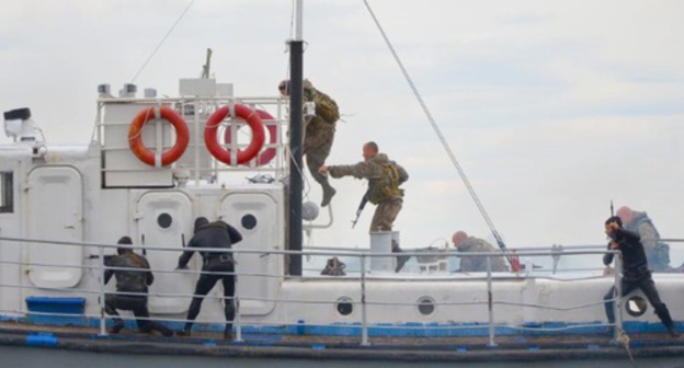 The National Guard at the exercises of a special operation to eliminate a criminal grouping on a river transport. Photo: Rosgvard.ru The National Guard at the exercises of a special operation to eliminate a criminal grouping on a river transport. Photo: Rosgvard.ru