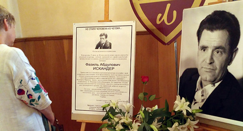 Portrait of Fazil Iskander at the farewell ceremony. Photo by Karina Gadzhieva for the ‘Caucasian Knot’. Portrait of Fazil Iskander at the farewell ceremony. Photo by Karina Gadzhieva for the ‘Caucasian Knot’.