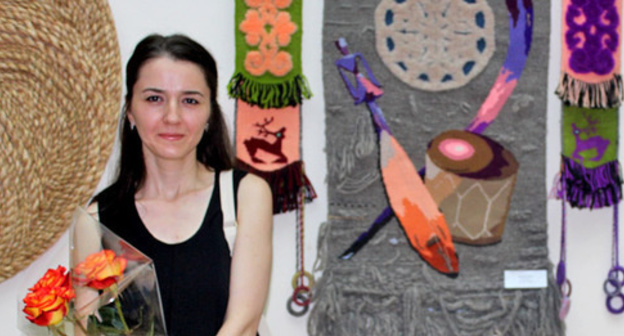 Artist Marian Ismail and her artwork 'Music at midnight', tapestry. Exhibition "Autumn-2016", Nalchik, August 31, 2016. Photo by Lyudmila Maratova for the 'Caucasian Knot'. 