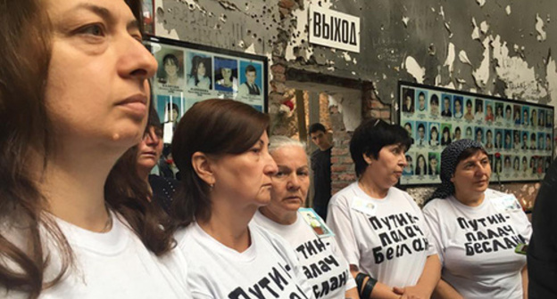 Participants of protest action in Beslan. Photo: FB page of Elena Kostyuchenko, Facebook.com/photo.php?fbid=1260417757336919&set=a.931468163565215.1073741827.100001061213139&type=3&theater