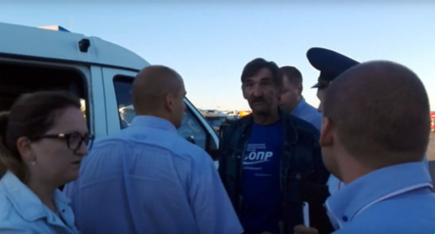 Detention of Andrei Bazhutin in Rostov-on-Don, September 2, 2016. Photo: screenshot of video 'Detention of Andrei Bazhutin in Rostov 02.09.2016 06:0', http://www.opr.com.ru/