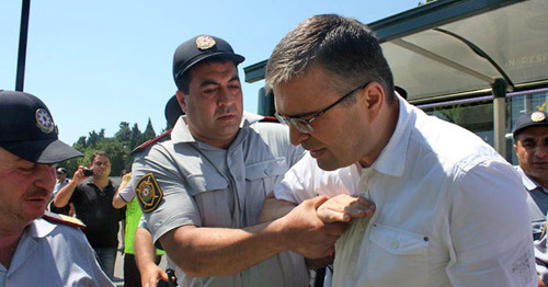 The police detains Ilgar Mamedov. Photo: Turkhan Karimov (RFE/RL) The police detains Ilgar Mamedov. Photo: Turkhan Karimov (RFE/RL)