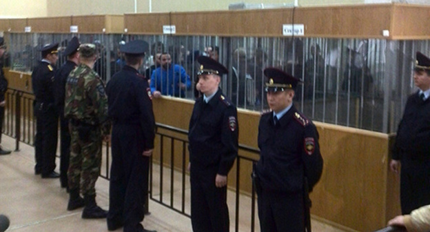 The police in the court room during the session in the case of the attack on Nalchik. Photo: http://memohrc.org/news/vynesen-prigovor-po-delu-o-vooruzhennom-napadenii-na-nalchik