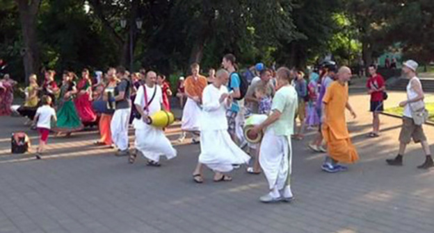 A public event held by the Krishnaites. Photo: www.pravtaganrog.ru