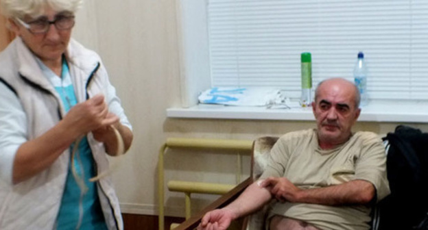 Doctors providing help to a hunger-striker Gerey Sadykov. Buynaksk, October 11, 2016. Photo by Patimat Makhmudova for the "Caucasian Knot"