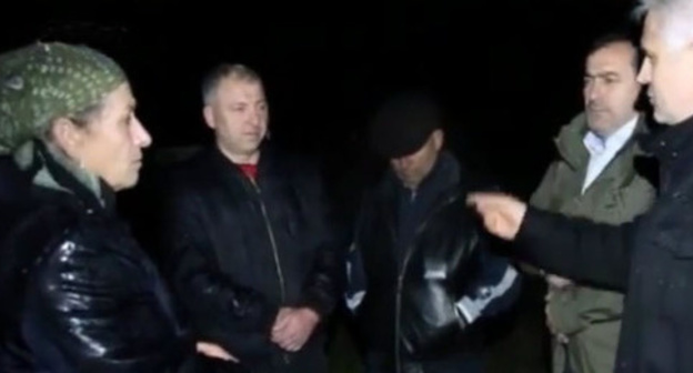 Birlant Dakaeva talks to the officials from the Grozny Mayor's Office. October 17, 2015. Screenshot of a video by the "Grozny" TV Channel