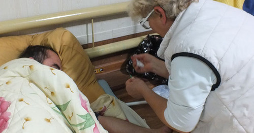 Doctors provide help to a hunger-striker, October 11, 2016. Photo by Patimat Makhmudova for the 'Caucasian Knot'. Doctors provide help to a hunger-striker, October 11, 2016. Photo by Patimat Makhmudova for the 'Caucasian Knot'.