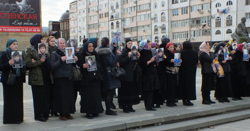 Rally of relatives of missing Dagestani residents, Makhachkala, October 31, 2016. Photo by Patimat Makhmudova for the ‘Caucasian Knot’. Rally of relatives of missing Dagestani residents, Makhachkala, October 31, 2016. Photo by Patimat Makhmudova for the ‘Caucasian Knot’.