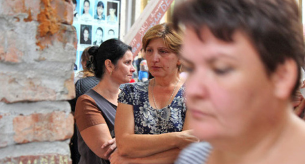 In the gym at Beslan school No. 1 during the collective grieving. Photo by Emma Marzoeva for the "Caucasian Knot" In the gym at Beslan school No. 1 during the collective grieving. Photo by Emma Marzoeva for the "Caucasian Knot"