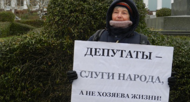 A participant of the protest action against outsourced catering in kindergartens. Volgograd, November 19, 2016. Photo by Tatyana Filimonova for the "Caucasian Knot" A participant of the protest action against outsourced catering in kindergartens. Volgograd, November 19, 2016. Photo by Tatyana Filimonova for the "Caucasian Knot"