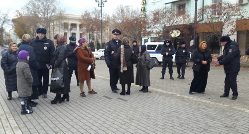 Policemen oust rally participants out of spuare, November 20, 2016. Photo: ‘Chernovik’ newspaper, http://chernovik.net/content/lenta-novostey/v-mahachkale-prohodit-ocherednaya-akciya-protesta Policemen oust rally participants out of spuare, November 20, 2016. Photo: ‘Chernovik’ newspaper, http://chernovik.net/content/lenta-novostey/v-mahachkale-prohodit-ocherednaya-akciya-protesta