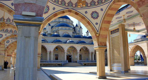 The yard of the mosque "Heart of Chechnya", Grozny. Photo: Salman https://ru.wikipedia.org The yard of the mosque "Heart of Chechnya", Grozny. Photo: Salman https://ru.wikipedia.org