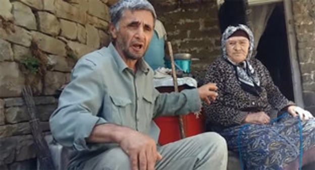 Ramazan Djalaldinov with an elderly woman in the village of Kenkhi. Screenshot of the video appeal https://www.youtube.com/watch?v=T_oDJXutJJc Ramazan Djalaldinov with an elderly woman in the village of Kenkhi. Screenshot of the video appeal https://www.youtube.com/watch?v=T_oDJXutJJc
