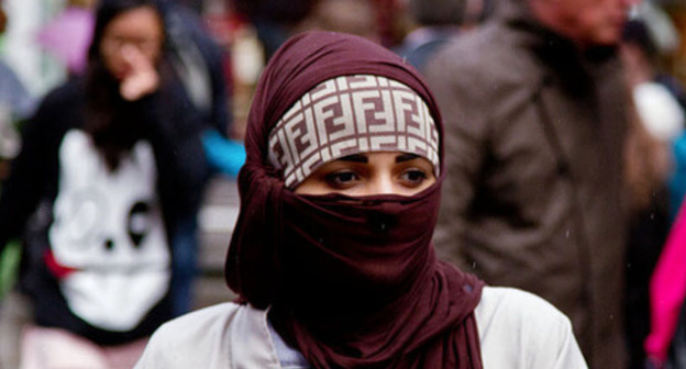 A Muslim woman. Photo by the user Chris Beckett https://www.flickr.com A Muslim woman. Photo by the user Chris Beckett https://www.flickr.com
