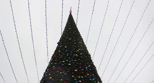 The top of the New Year Tree in Grozny. Photo by Akhmed Aldebirov for the "Caucasian Knot" The top of the New Year Tree in Grozny. Photo by Akhmed Aldebirov for the "Caucasian Knot"