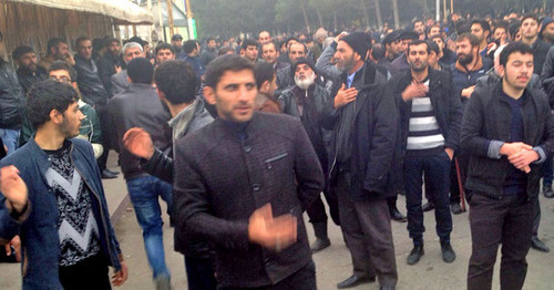 The residents of the city of Nardaran gathered at a spontaneous rally. November 26, 2015. Photo by Parvana Bayramova for the "Caucasian Knot" The residents of the city of Nardaran gathered at a spontaneous rally. November 26, 2015. Photo by Parvana Bayramova for the "Caucasian Knot"