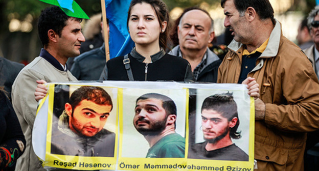 Participant of rally organized by 'Musavat' party holds portrait of political prisoners, Baku, October 25, 2015. Photo by Aziz Karimov for the ‘Caucasian Knot’. Participant of rally organized by 'Musavat' party holds portrait of political prisoners, Baku, October 25, 2015. Photo by Aziz Karimov for the ‘Caucasian Knot’.