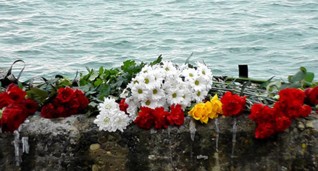 Flowers in memory of the victims of the Tu-154’s crash. Sochi, December 26, 2016. Photo by Anna Gritsevich for the "Caucasian Knot" Flowers in memory of the victims of the Tu-154’s crash. Sochi, December 26, 2016. Photo by Anna Gritsevich for the "Caucasian Knot"