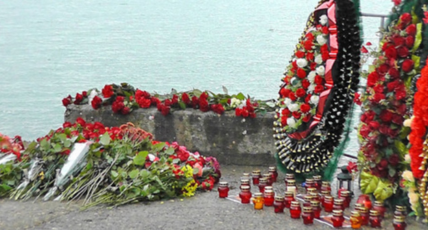 A piece of a memorial for those who perished in the crash of Tu-154. Photo by Anna Gritsevich for the "Caucasian Knot" A piece of a memorial for those who perished in the crash of Tu-154. Photo by Anna Gritsevich for the "Caucasian Knot"