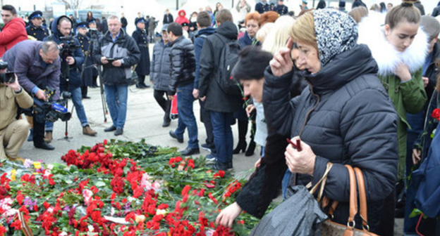 The participants of mourning rally laid mourning wreaths and flowers at the edge of the sea pier. Sochi, December 27, 2016. Photo by Svetlana Kravchenko for the "Caucasian Knot" The participants of mourning rally laid mourning wreaths and flowers at the edge of the sea pier. Sochi, December 27, 2016. Photo by Svetlana Kravchenko for the "Caucasian Knot"