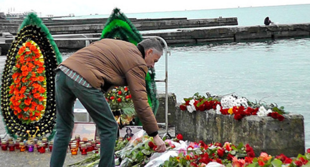 People laying flowers at the embankment in Sochi. December 26, 2016. Photo by Anna Gritsevich for the "Caucasian Knot" People laying flowers at the embankment in Sochi. December 26, 2016. Photo by Anna Gritsevich for the "Caucasian Knot"