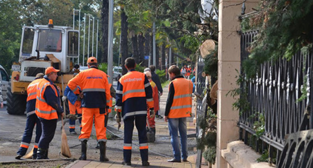 Road maintenance service workers in Sochi. Photo by Svetlana Kravchenko for the "Caucasian Knot"