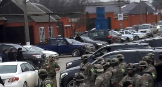 Law enforcers in the village of Tsotsi-Yurt. Chechnya, January 11, 2017. Photo by the "Caucasian Knot" correspondent
