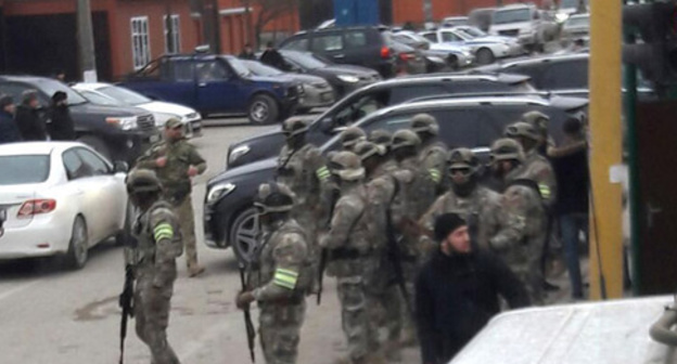 The law enforcers block the village of Tsotsi-Yurt. Chechnya, January 11, 2017. Photo by the "Caucasian Knot" correspondent