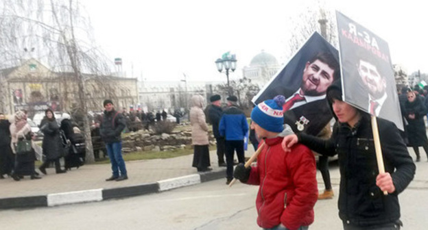 Young men carry Ramzan Kadyrov's portraits at the rally in his support. Grozny, January 22, 2016. Photo by the "Caucasian Knot" correspondent Young men carry Ramzan Kadyrov's portraits at the rally in his support. Grozny, January 22, 2016. Photo by the "Caucasian Knot" correspondent