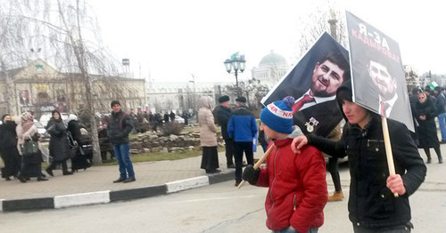 Young men carry Ramzan Kadyrov's portraits at the rally in his support. Grozny, January 22, 2016. Photo by the "Caucasian Knot" correspondent Young men carry Ramzan Kadyrov's portraits at the rally in his support. Grozny, January 22, 2016. Photo by the "Caucasian Knot" correspondent